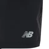 Short deportivo negro de tejido ligero con cintura elástica ajustable con cordón y logo de New Balance estampado en blanco en la pierna izquierda.