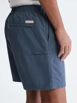 Short azul de popelina de algodón con cintura elástica, bolsillos laterales y traseros.