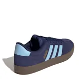 Championes urbanos Adidas modelo Court VL 3.0, color azul marino con las tres tiras características en celeste y suela de goma color marrón.