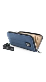 Billetera larga con cierre perimetral, confeccionada en nylon capitoneado color verde petróleo. Cuenta con correa de mano desmontable con logo estampado y parche frontal con marca LNS.