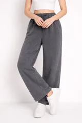 Pantalón deportivo negro de corte ancho, con cintura elástica y cordón ajustable.