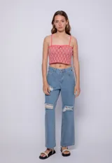 Top tejido con pequeños calados, sin mangas, con tirantes finos y escote recto.