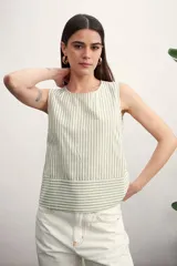 Blusa sin mangas con estampado a rayas verticales color verde y blanco.