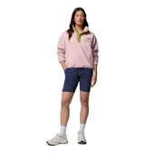 Polar Columbia modelo Helvetia II Cropped de color rosado, confeccionado en tejido suave de corderito. Cuenta con cuello alto con botones a presión en color verde oliva, bolsillo con cremallera en el pecho y mangas largas.