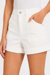 Short de jean blanco de tiro alto, con bolsillos frontales grandes de parche, presillas para cinto y botamanga con dobladillo.