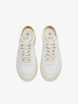 Zapatilla Autry Medalist Mule Low de cuero blanco con cordones y suela color crema.