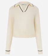 Blusa femenina de punto color blanco crema, con cuello polo y escote en V. Presenta detalles de biés negro contrastante en el cuello y los puños de las mangas largas.