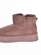 Bota corta tipo ugg con plataforma dentada, confeccionada en material gamuzado color beige con interior forrado en piel sintética.