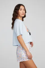 Crop top celeste de algodón con estampado de los ositos de Grateful Dead y arcoíris.