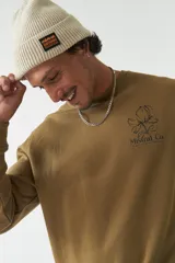 Buzo de felpa color marrón tostado, con cuello redondo, puños y ruedo acanalados. Presenta un diseño estampado pequeño en el pecho y un estampado de mayor tamaño en la espalda.
