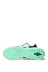 Zapatillas de fútbol 5 Umbro Nexus TF, modelo color blanco con detalles en azul marino y suela verde menta.