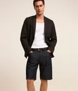 Bermuda de jean para hombre de tiro medio, corte recto y largo hasta las rodillas, con lavado oscuro y diseño clásico de cinco bolsillos.