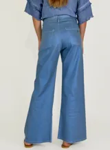 Pantalón acampanado color gris con reflejos rosados.