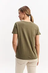 Remera básica de manga corta y cuello redondo, color lila, de corte regular y diseño liso.