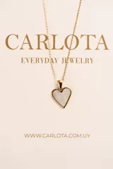 Collar con cadena dorada y dije en forma de corazón con interior de nácar.