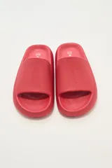 Sandalia tipo slide color rojo, con diseño texturizado en la banda superior y suela ergonómica de plataforma.