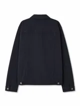 Campera de jean clásica en color azul, con cierre frontal de botones metálicos, dos bolsillos superiores con solapa y dos bolsillos laterales.