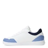 Championes Umbro de estilo urbano, color blanco con detalles en azul y logo lateral en rosado. Presentan cierre con cordones y suela plana de goma.