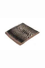 Pañuelo cuadrado con estampado animal print en tonos marrones y negros, con borde liso en color marrón.