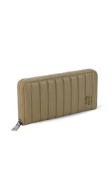 Billetera de dama en símil cuero color negro, de diseño acolchado con costuras verticales que forman relieves y cierre perimetral. Incluye monograma en la esquina inferior y viene con caja de presentación estampada.