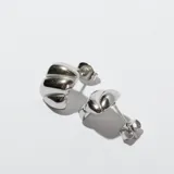 Par de aros tipo argolla gruesa, plateados, con forma irregular y textura acanalada.