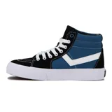 Championes de caña alta estilo skate, con combinación de paneles en color negro y azul marino, detalle de logo lateral en blanco, cordones blancos y suela de goma vulcanizada.