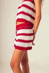 Short tejido a crochet con rayas horizontales blancas y negras, con cintura elástica y cordón ajustable.