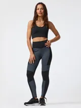 Calza bicolor larga de tiro alto en tonos negro y gris, confeccionada con tecnología Aloe Vera para mayor suavidad y confort.