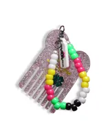 Llavero con forma de peine de glitter, decorado con una pulsera de cuentas plásticas de colores vibrantes y un dije colgante en forma de flor.