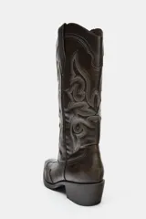 Bota cowboy de caña alta color marrón oscuro, con bordados a contraste y tacón medio en bloque.