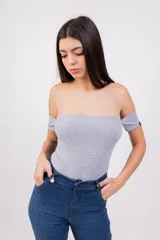 Body blanco de breteles finos y mangas cortas con detalle de etiqueta negra.