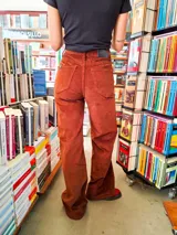 Pantalon de pana elastizada color marron, de corte oxford con bolsillos delanteros y traseros.