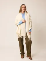 Camisa de jean de manga larga con cuello clásico, cierre frontal con botones y bolsillo en el pecho.