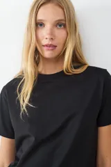 Remera básica negra de manga corta con cuello redondo y corte regular.