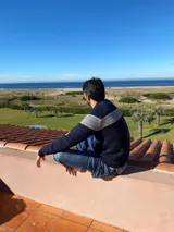 Sweater azul con diseño geométrico en el pecho, confeccionado en lana merino.