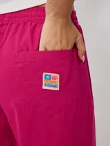 Pantalon de corte amplio y tiro alto, con cintura elastizada y bolsillos laterales. Confeccionado en una mezcla de algodón y lino.