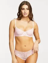 Panty estilo brazilian confeccionada en encaje floral suave con elasticidad, presenta un diseño con elástico ultraplano en la cintura y cobertura trasera mínima.
