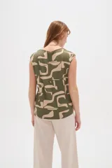 Blusa de viscosa con estampado geométrico en tonos verde militar y beige, escote en V y diseño sin mangas.