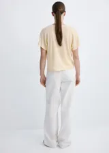 Camiseta Linu de lino en color amarillo claro, con diseño recto, cuello redondo y manga corta.