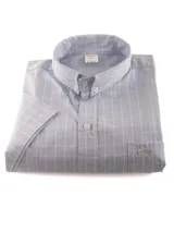 Camisa celeste a cuadros blancos, de manga corta, con cuello abotonado y bolsillo en el pecho con logo bordado.