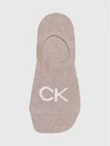 Pack de tres pares de medias tipo liner (invisibles) de Calvin Klein. Incluye un par blanco con logo CK en rosado, un par beige claro y un par gris topo.