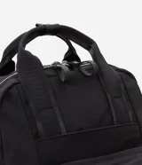Mochila negra con bolsillo delantero con cierre, bolsillo interno para notebook, correa de mano y asa para valija.
