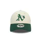 Gorra de béisbol color beige con visera verde y logo de los Oakland Athletics bordado en verde.