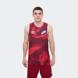 Musculosa deportiva Umbro del Club Nacional de Football, en tonos rojo y burdeos con estampado abstracto. Incluye el logo de Umbro en el pecho derecho y el escudo del club en el izquierdo.
