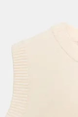 Chaleco de punto liso color crema, con cuello redondo y sisas con terminación en rib.