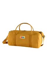 Bolso de viaje Fjallraven modelo Vardag Duffel 30, color ocre, con doble asa de mano y correa de hombro ajustable.
