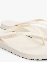 Ojotas Tommy Hilfiger color blanco, con tiras finas y logo texturizado en la tira.