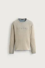Jersey slim fit de punto de algodón, color beige con rayas verticales azules. Presenta cuello redondo, manga larga y texto frontal estampado con efecto lavado.