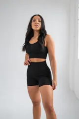 Top deportivo negro de lycra acanalada, con breteles finos y escote en V.