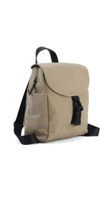 Mochila de diseño compacto con tapa frontal y cierre de hebilla tipo clip. Cuenta con correas ajustables, asa superior, bolsillos laterales y bolsillo trasero con cierre.